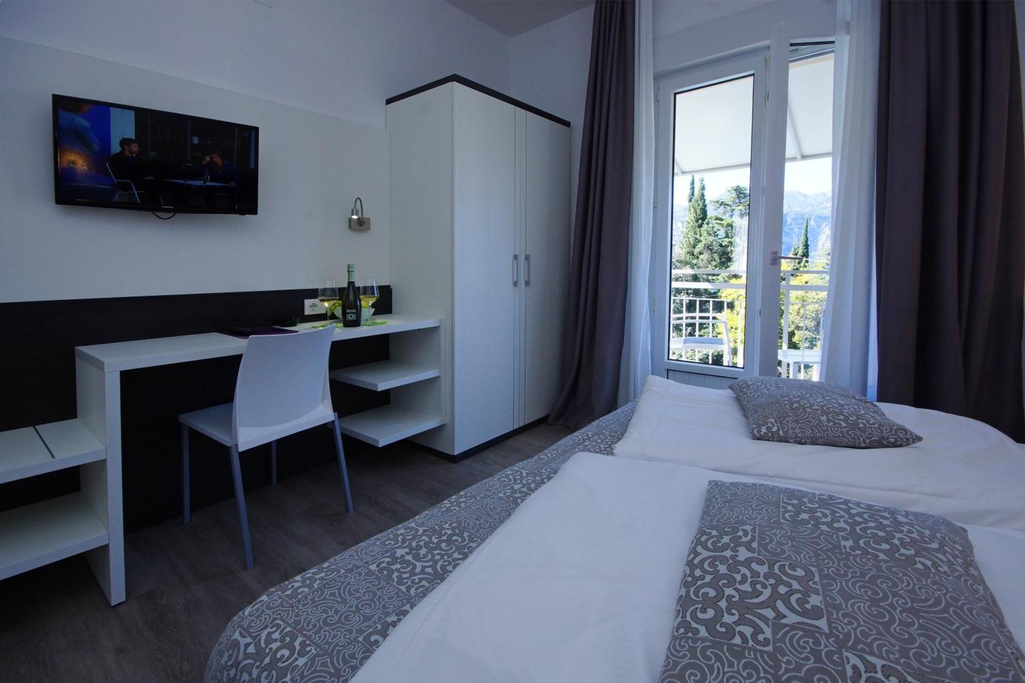 Hotel Casa Serena Мальчезине Экстерьер фото
