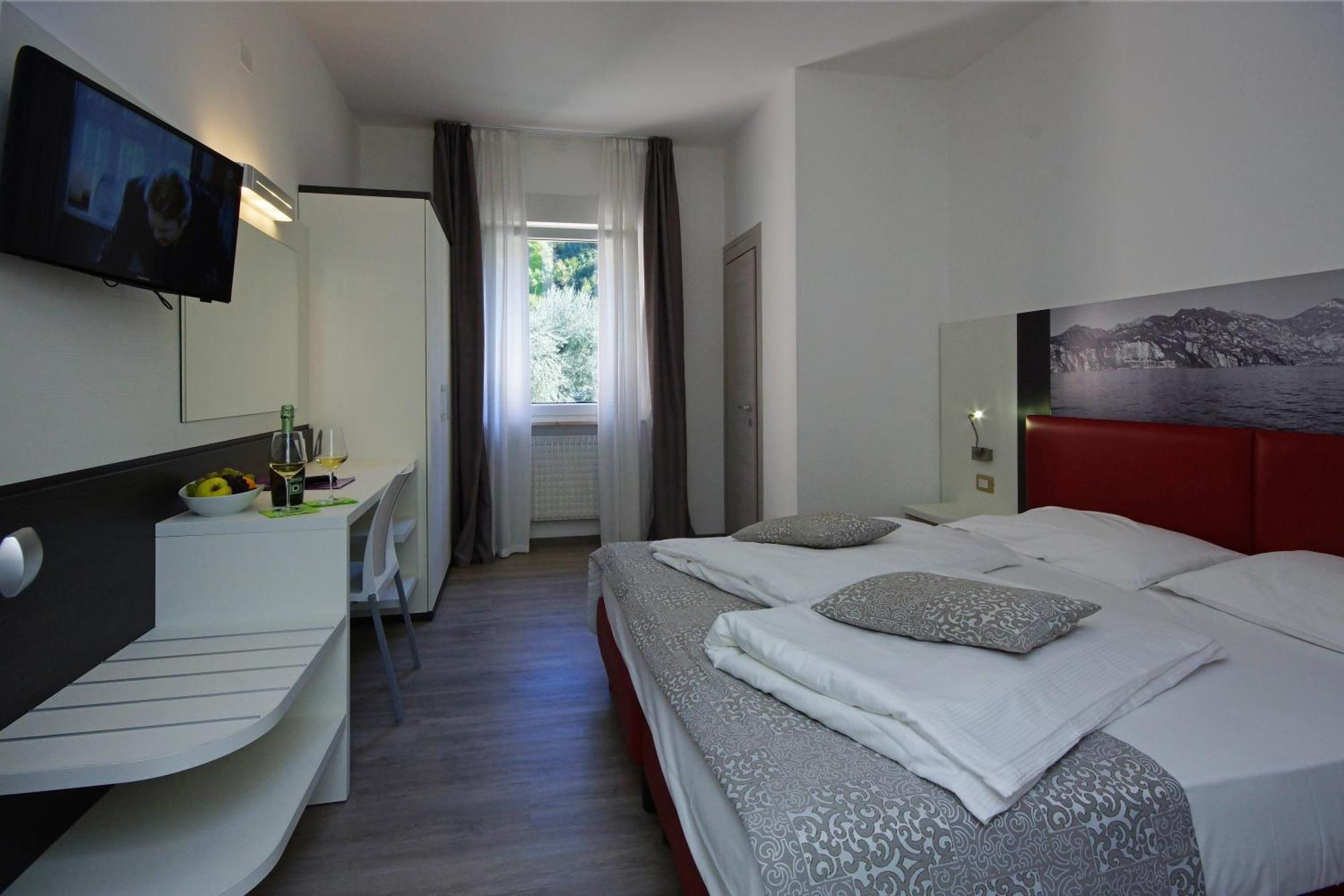 Hotel Casa Serena Мальчезине Экстерьер фото