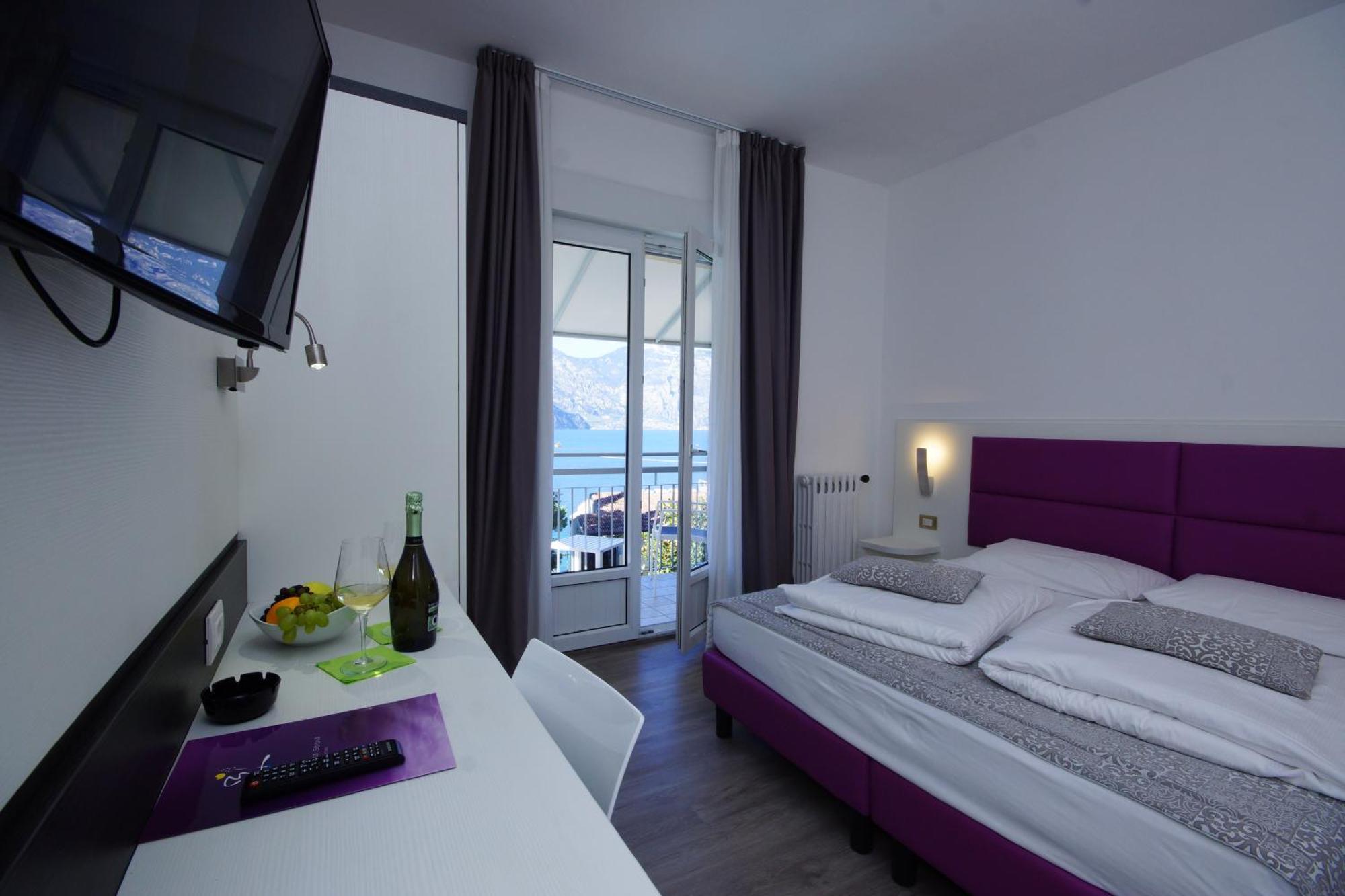 Hotel Casa Serena Мальчезине Экстерьер фото